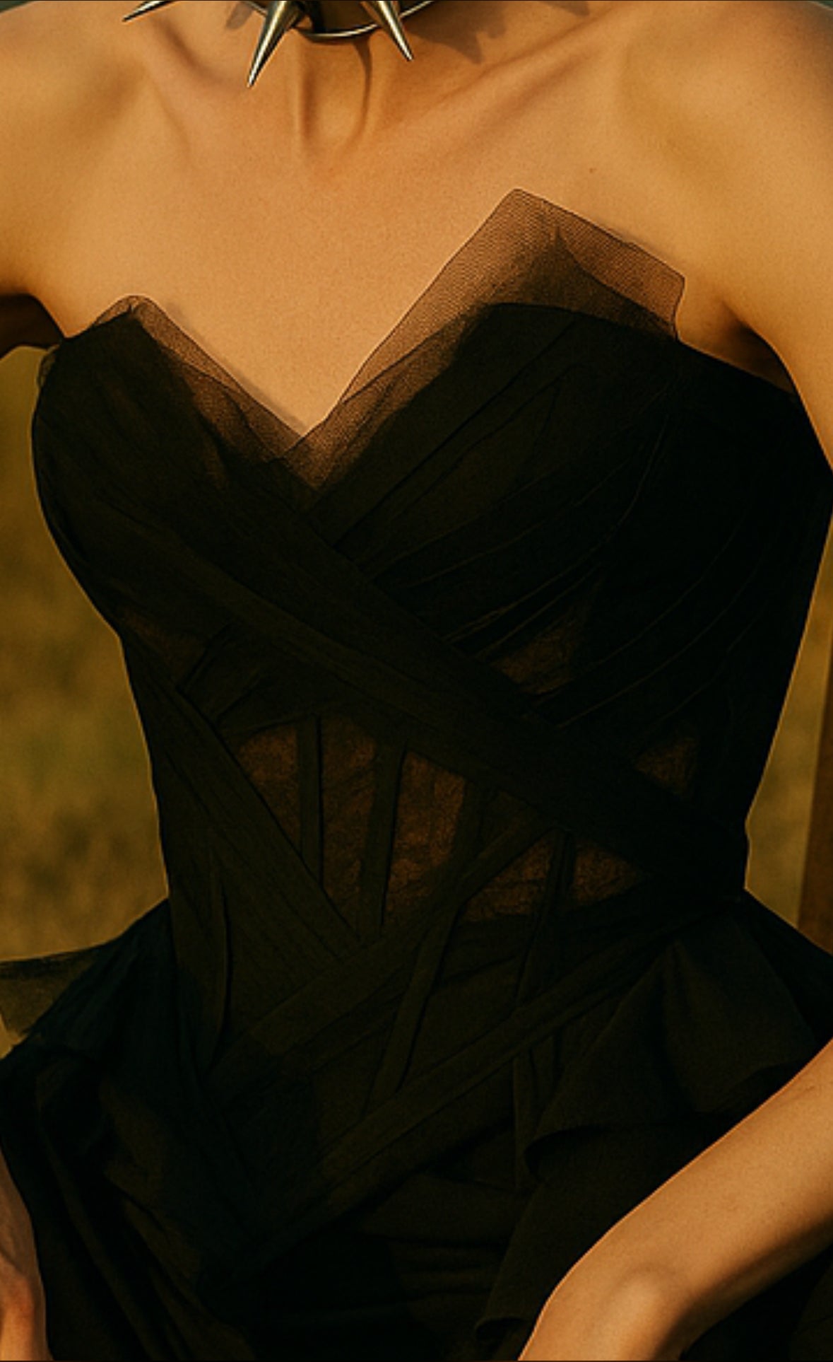 Bustier nero in tulle e pizzo con steccature sartoriali
